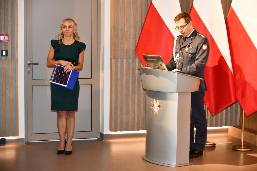 Małgorzata Złotkowska - Główny specjalista ds. komunikacji wewnętrznej WIM-PIB prowadzi uroczystość inauguracyjną.