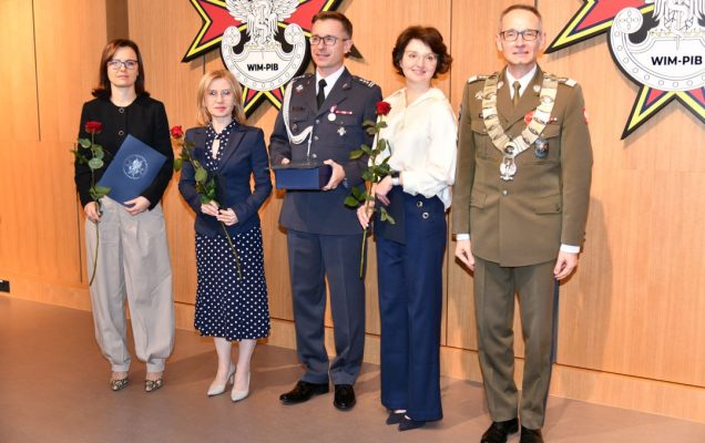 Dyrektor WIM pozuje z laureatami z Kliniki Kardiologii i Chorób Wewnętrznych.