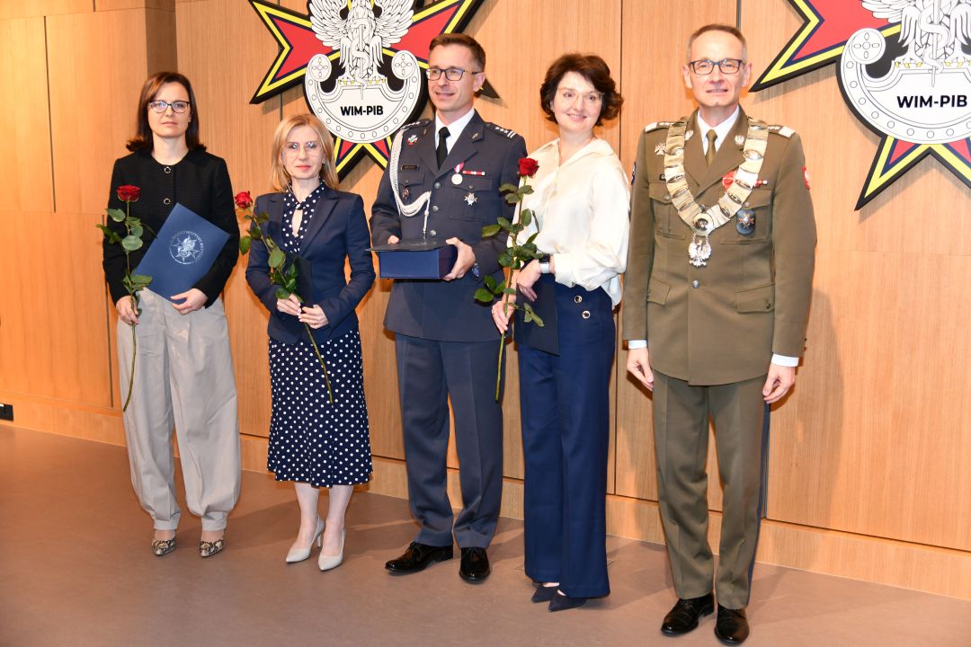 Dyrektor WIM pozuje z laureatami z Kliniki Kardiologii i Chorób Wewnętrznych.