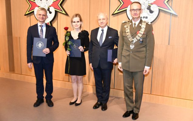 Dyrektor WIM-PIB pozuje z laureatami. Od lewej: Jacek Staszewski, Aleksandra Pogoda-Wesołowska, Adam Stępień.