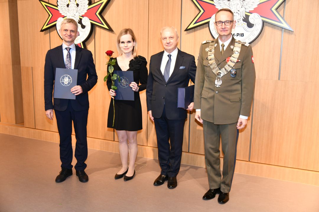 Dyrektor WIM-PIB pozuje z laureatami. Od lewej: Jacek Staszewski, Aleksandra Pogoda-Wesołowska, Adam Stępień.