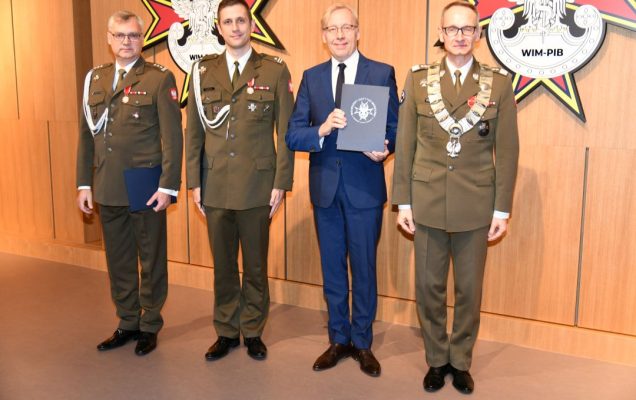 Dyrektor WIM i laureaci pozują wspólnie do zdjęcia. Od lewej: Marek Saracyn, Adam Durma, Grzegorz Kamiński.
