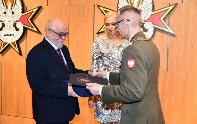 Dyrektor WIM wręcza laureatom nagrodę. Stanisław Niemczyk i Katarzyna Romejko.