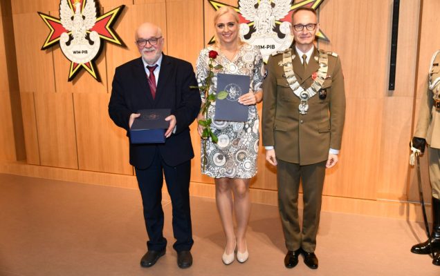 Dyrektor WIM pozuje do zdjęcia z Stanisławem Niemczykiem i Katarzyną Romejko.