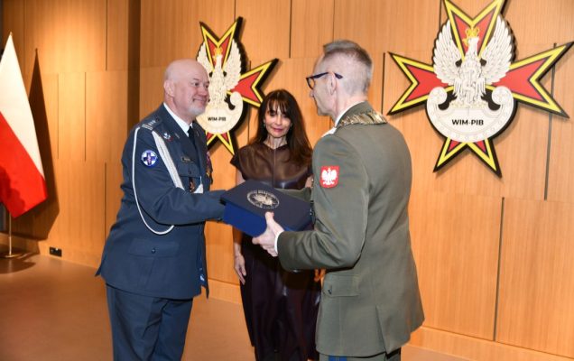 prof. Marek Rękas i prof. Joanna Wierzbowska odbierają nagrodę z rąk dyrektora WIM.
