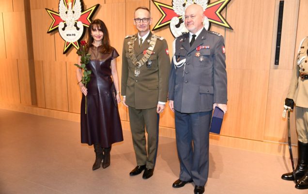 Dyrektor WIM oraz prof. Marek Rękas i prof. Joanna Wierzbowska pozują do wspólnego zdjęcia.