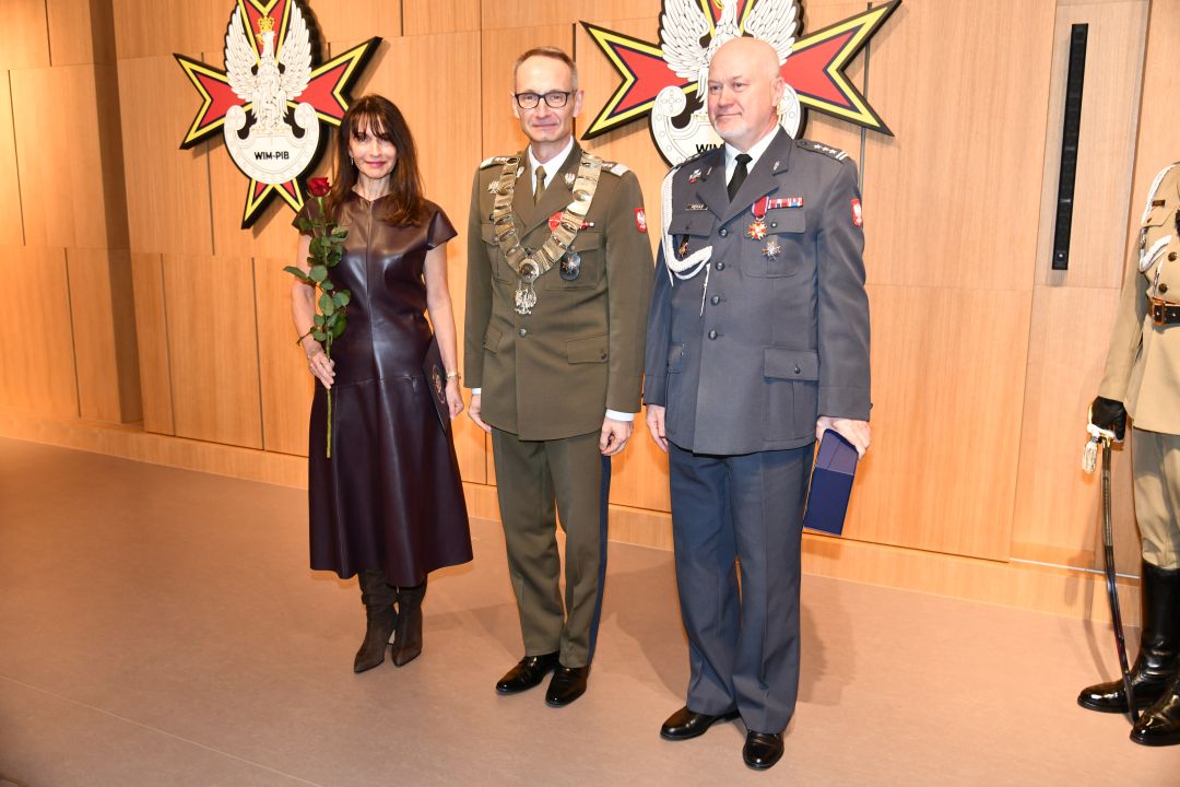 Dyrektor WIM oraz prof. Marek Rękas i prof. Joanna Wierzbowska pozują do wspólnego zdjęcia.