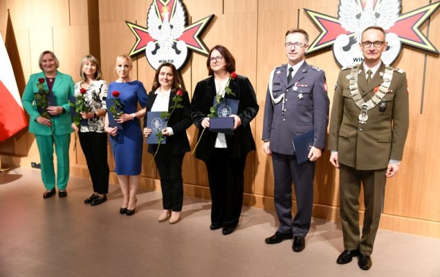 Zdjęcie grupowe Dyrektora WIM z laureatami z Kliniki Kardiologii i Chorób Wewnętrznych.