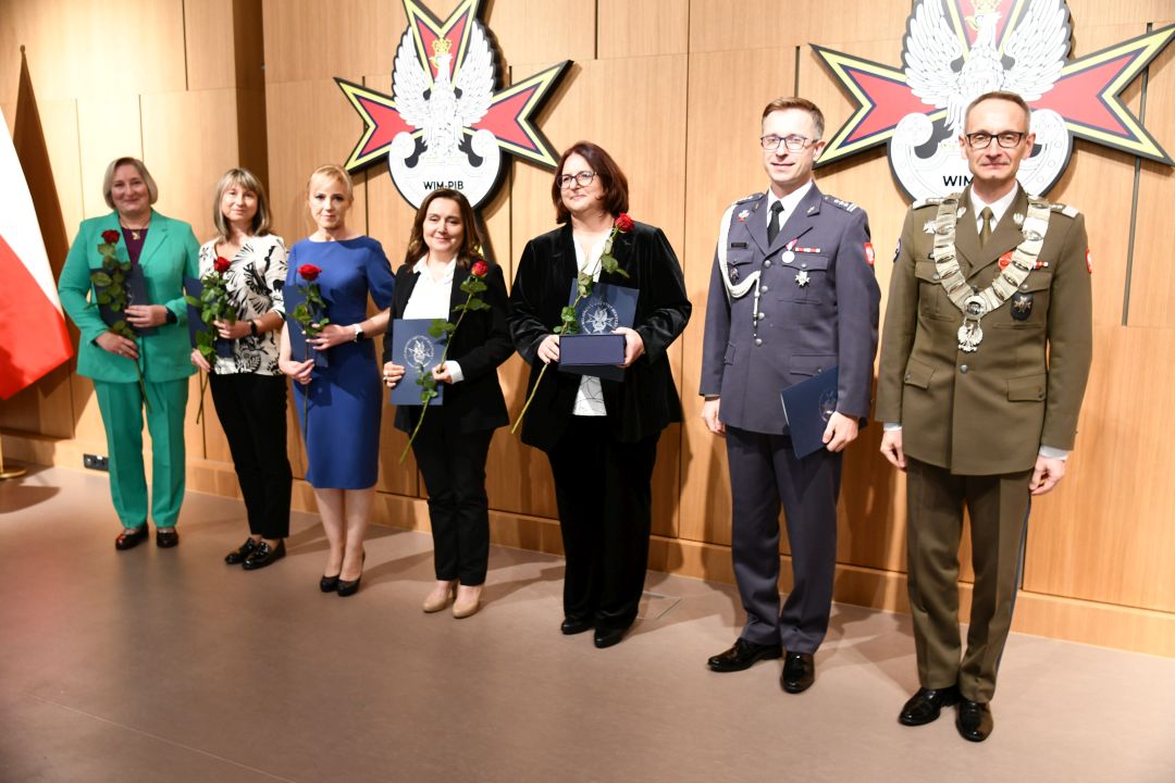 Zdjęcie grupowe Dyrektora WIM z laureatami z Kliniki Kardiologii i Chorób Wewnętrznych.