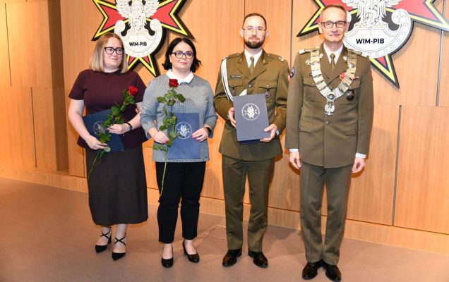Zdjęcie grupowe Dyrektora WIM z laureatami nagrody z Poradni Urologicznej.
