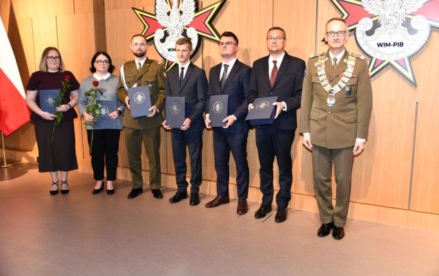 Zdjęcie grupowe Dyrektora WIM z laureatami nagrody z Poradni Urologicznej, Kliniki Urologii Ogólnej, Czynnościowej I Onkologicznej oraz Zakładu Radioterapii.