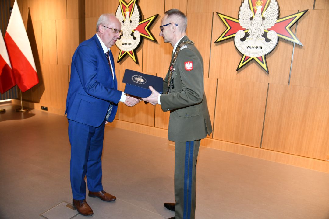 Dyrektor WIM wręcza nagrodę przedstawicielowi firmy POLIXEL Sp. z o.o.