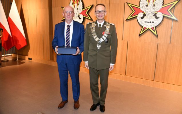 Dyrektor WIM pozuje do zdjęcia z przedstawicielem firmy POLIXEL Sp. z o.o.