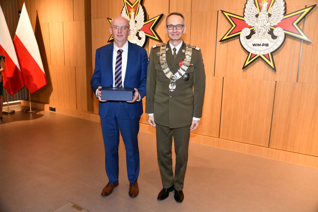 Dyrektor WIM pozuje do zdjęcia z przedstawicielem firmy POLIXEL Sp. z o.o.