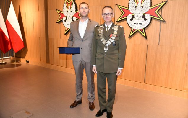 Dyrektor WIM pozuje do zdjęcia z prezesem zarządu firmy Stylowy Projekt Sp. z o.o.