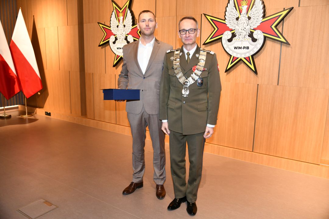 Dyrektor WIM pozuje do zdjęcia z prezesem zarządu firmy Stylowy Projekt Sp. z o.o.