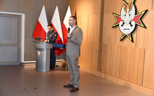 Prezes zarządu zarządu firmy Stylowy Projekt Sp. z o.o. przemawia na auli.