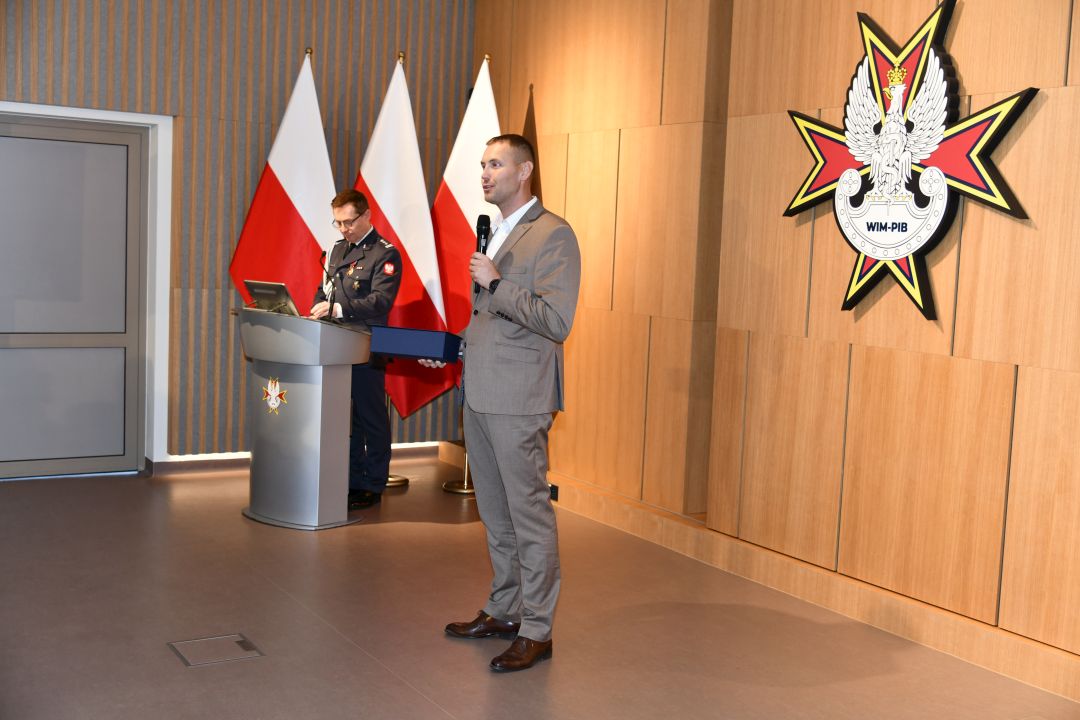 Prezes zarządu zarządu firmy Stylowy Projekt Sp. z o.o. przemawia na auli.