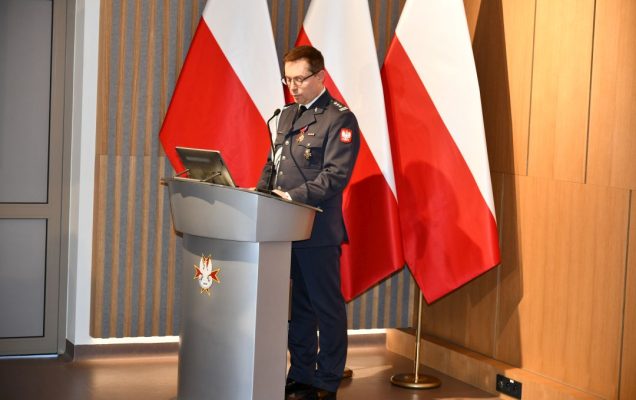 Jarosław Rytwiński przy mównicy.