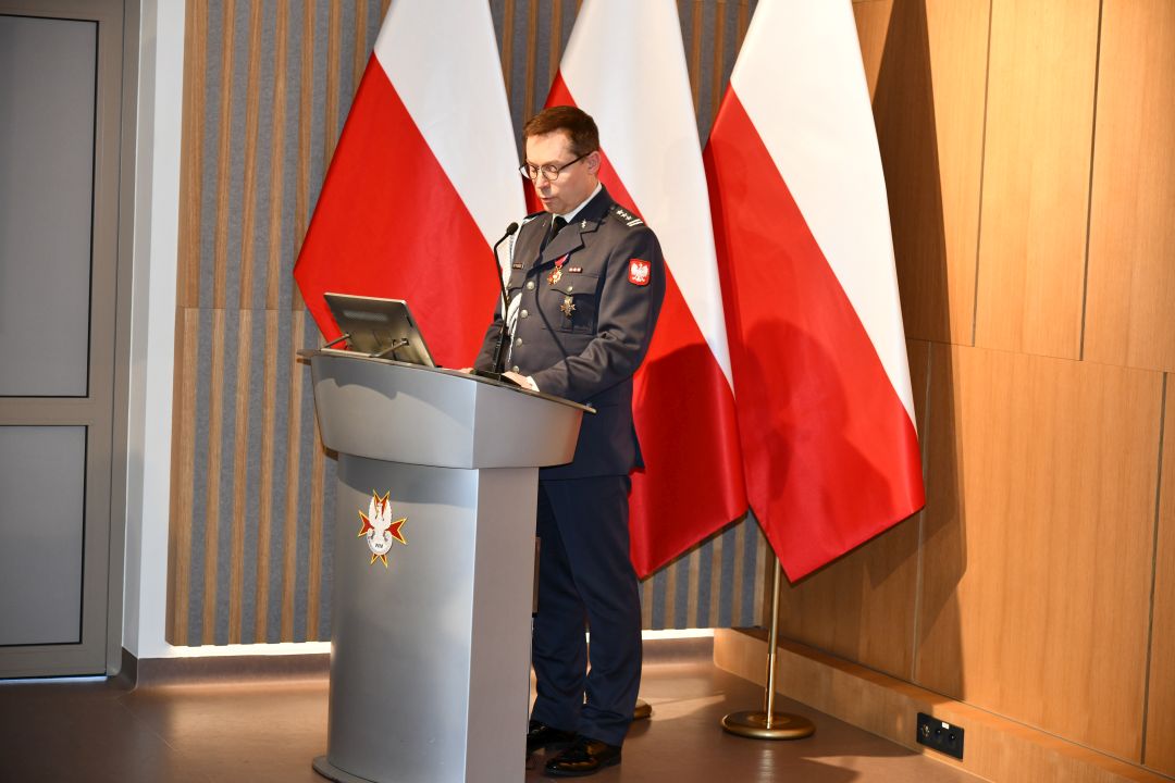 Jarosław Rytwiński przy mównicy.