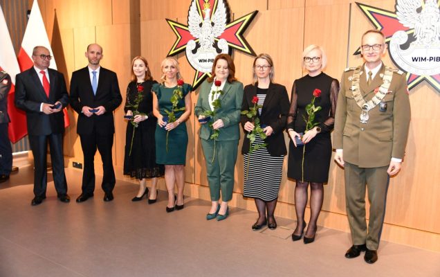 Zdjęcie grupowe Dyrektor WIM i laureaci odznaki pamiątkowej WIM.