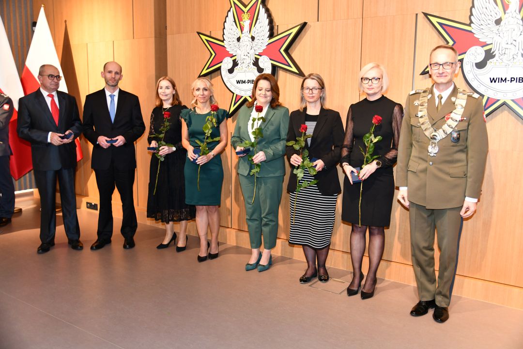 Zdjęcie grupowe Dyrektor WIM i laureaci odznaki pamiątkowej WIM.