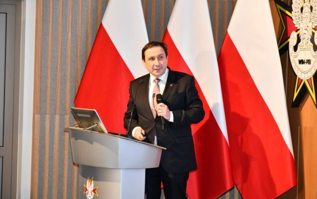 Prof. dr hab. n. med. Tomasza Guzika przy mównicy.