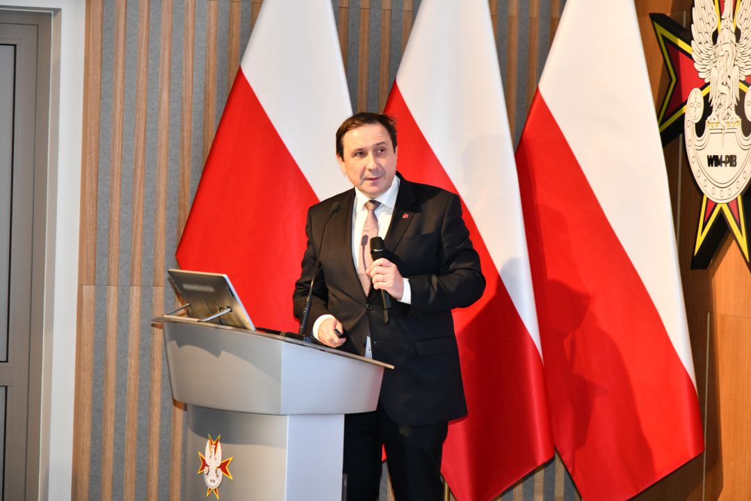 Prof. dr hab. n. med. Tomasza Guzika przy mównicy.