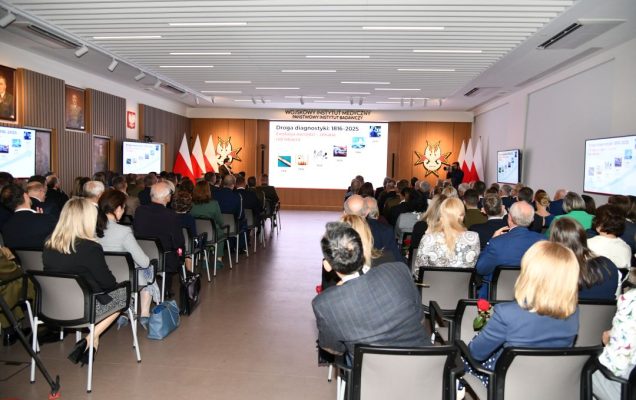 Ujęcie z tyłu sali. Pracownicy i goście WIM na auli podczas wykładu.
