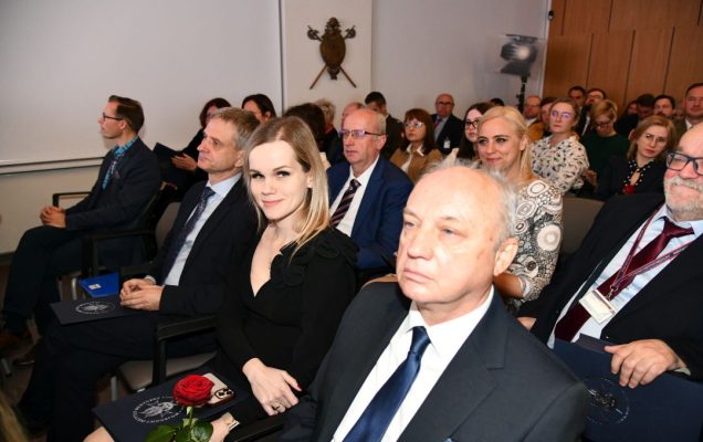 Pracownicy i goście WIM na auli podczas wykładu.