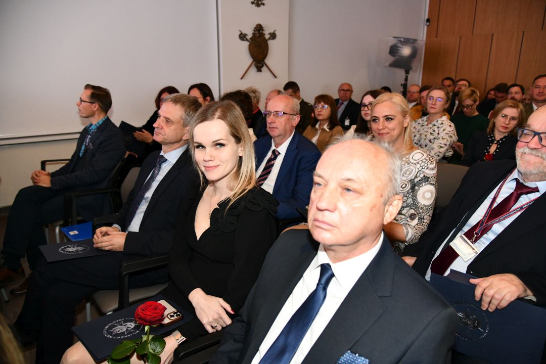 Pracownicy i goście WIM na auli podczas wykładu.