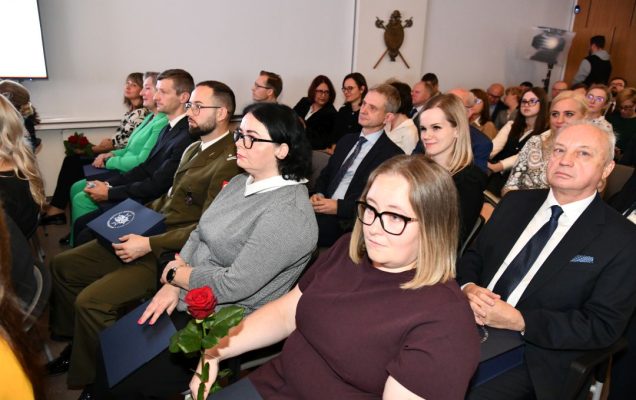 Pracownicy i goście WIM na auli podczas wykładu.