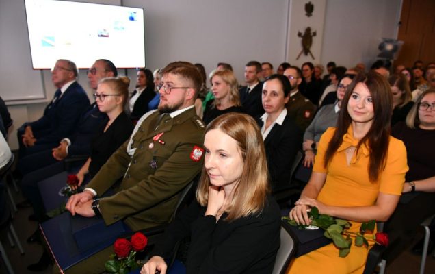 Pracownicy i goście WIM na auli podczas wykładu.