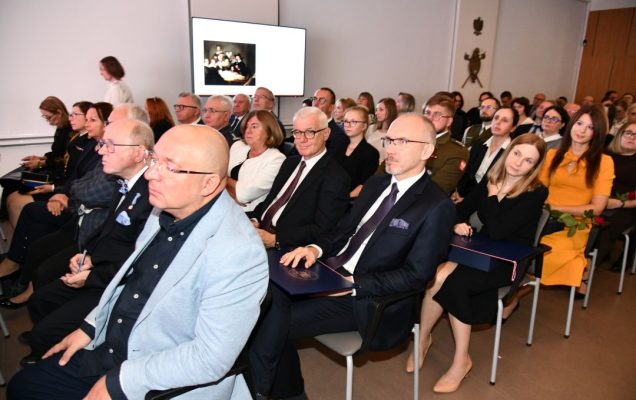 Pracownicy i goście WIM na auli podczas wykładu.