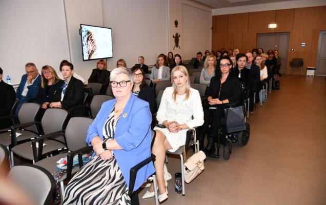 Słuchacze siedzacy na auli WIM podczas konferencji.