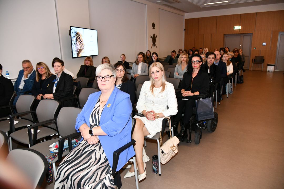 Słuchacze siedzacy na auli WIM podczas konferencji.
