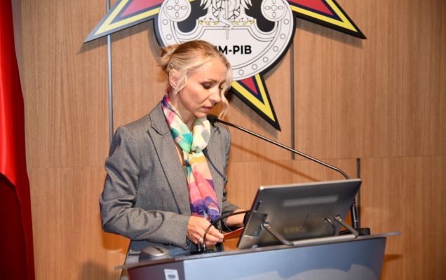 Główny specjalista ds. komunikacji wewnętrznej Małgorzata Złotkowska prowadzi konferencję.