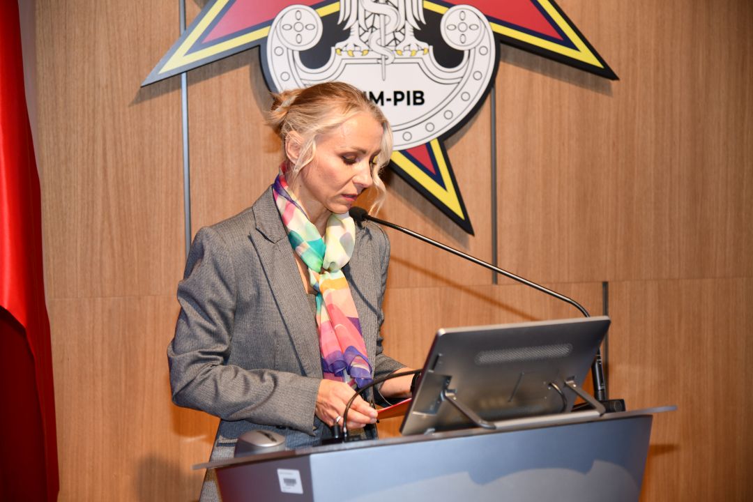 Główny specjalista ds. komunikacji wewnętrznej Małgorzata Złotkowska prowadzi konferencję.
