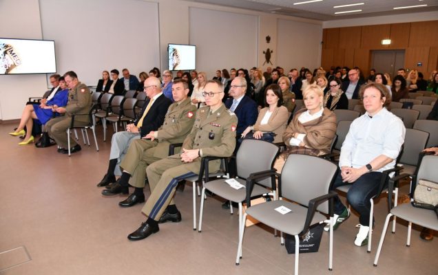 Słuchacze wykładu siedzący w auli WIM.