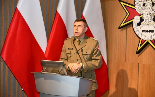 Prelegent przy mównicy.