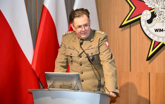 Prof Radosław Tworus ubrany w mundur wojskowy przy mównicy.