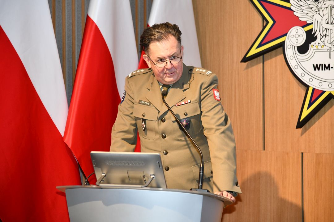 Prof Radosław Tworus ubrany w mundur wojskowy przy mównicy.