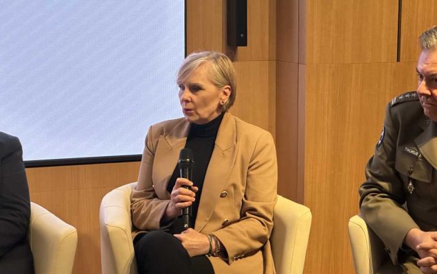 Prelegentka podczas panelu. Kobieta siedzi w fotelu trzymając mikrofon w dłoniach.