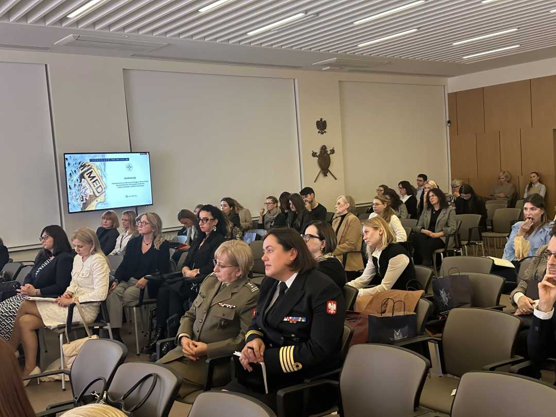 Słuchacze konferencji siedzący na auli.