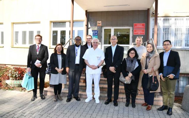 Pracownicy WIM i delegacja z Indonezji przed budynkiem WIM.