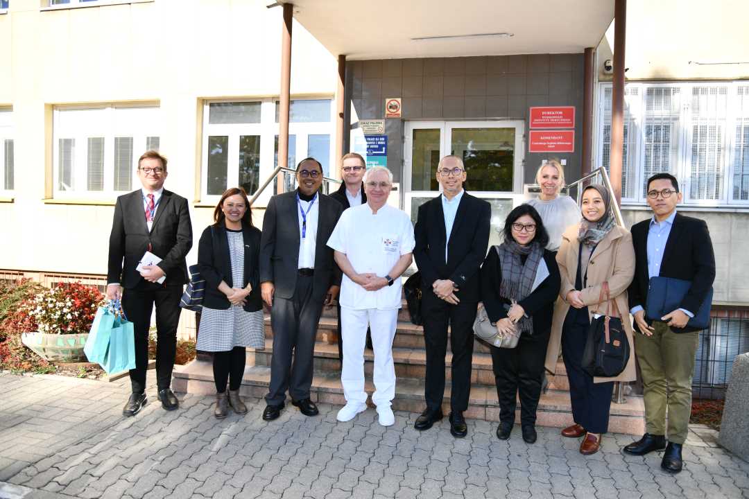 Pracownicy WIM i delegacja z Indonezji przed budynkiem WIM.