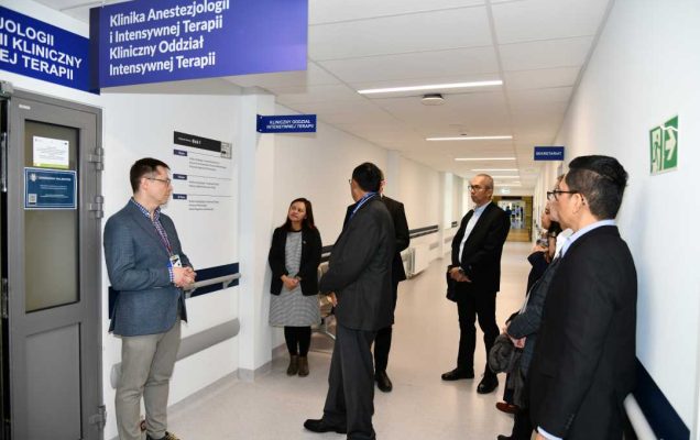 Pracownicy WIM i delegaci przed wejściem do kliniki Anestezjologii.