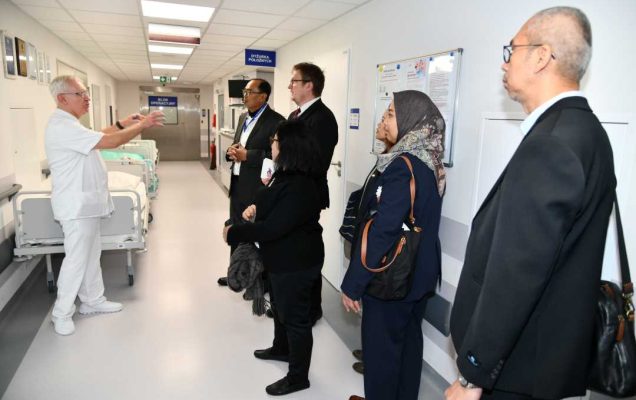 Pracownicy WIM i delegaci WIM słuchają Jacka Dońca na korytarzu Kliniki.