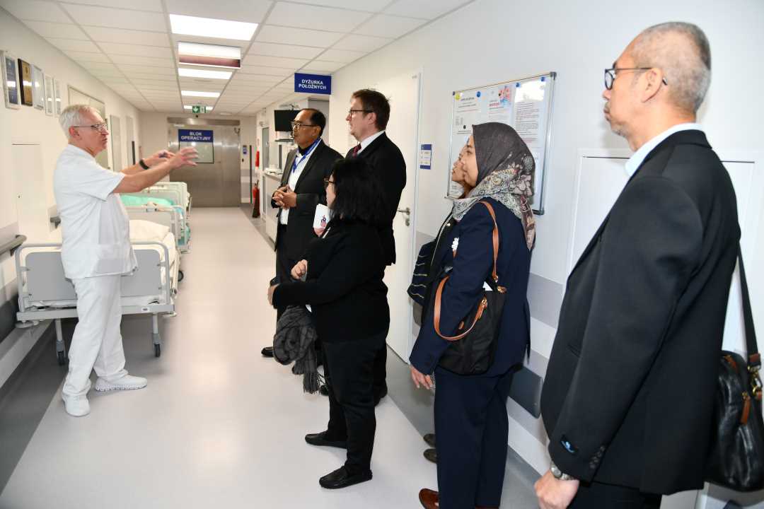 Pracownicy WIM i delegaci WIM słuchają Jacka Dońca na korytarzu Kliniki.