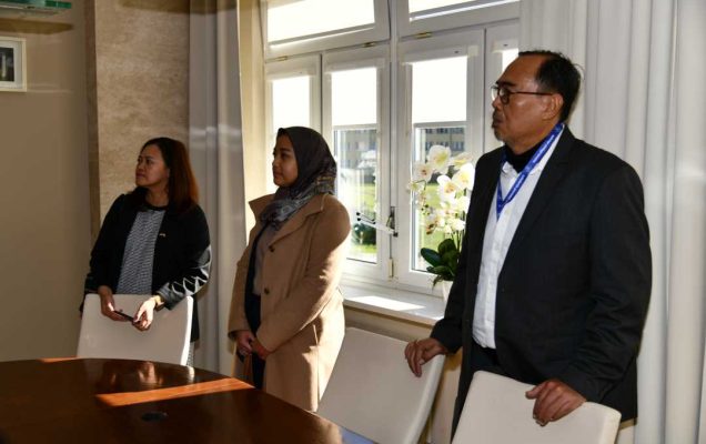 Delegacja z Indonezji w gabinecie Dyrektora Szpitala.